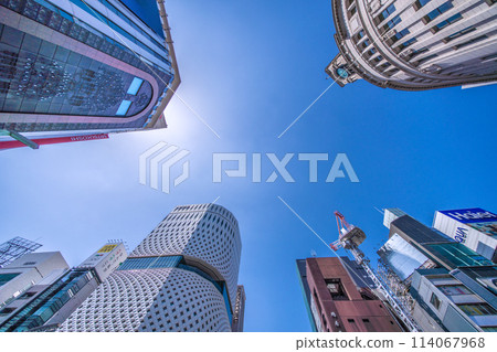 Tokyo cityscape in Japan: Summer-like weather... No longer COVID-19, sunlight pours down on Ginza... Towards an era of hope = April 28th 114067968
