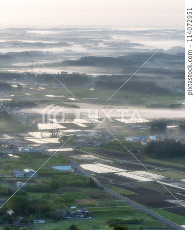 Morning view of the sea of clouds from Atago Shrine, Kasama City, Ibaraki Prefecture 114072951