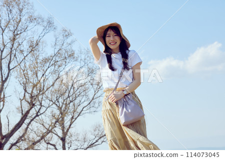 站立在小山的婦女 站立在小山的婦女 114073045