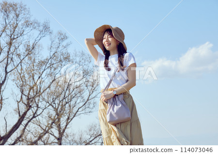 站立在小山的婦女 114073046