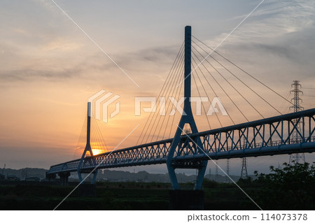 初夏的日出和晨光渲染下的雲彩 114073378