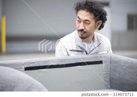 穿著工作服的中年男子、運輸和送貨行業的形象、廢棄物的收集、不必要的物品的收集等。 穿著工作服的中年男子、運輸和送貨行業的形象、廢棄物的收集、不必要的物品的收集等。 114073711