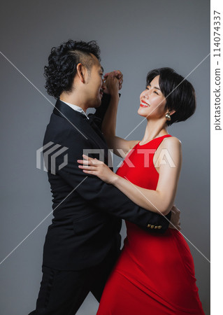 交誼舞 114074337