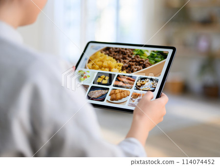 A woman who operates a tablet 114074452