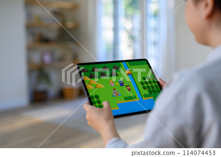 A woman who operates a tablet 114074453