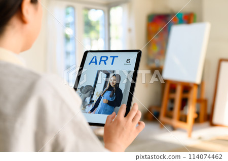 一個操作平板電腦的女人 114074462