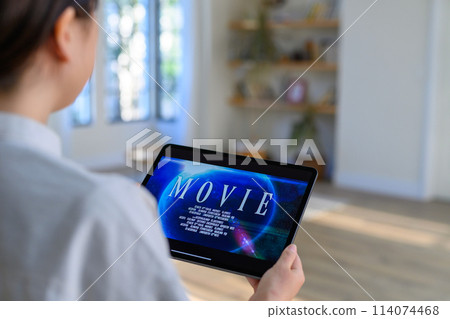 一個操作平板電腦的女人 114074468