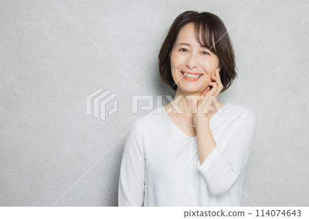 Middle female skincare image 114074643