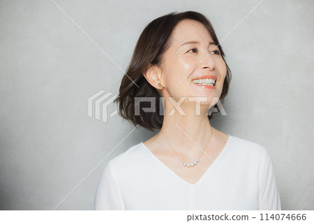 Middle female skincare image 114074666