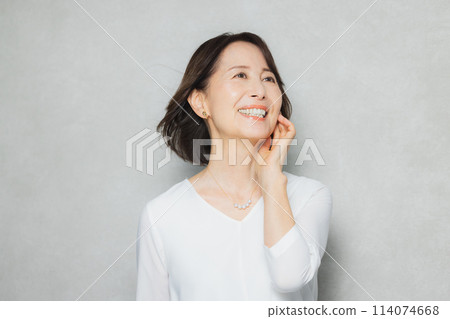 Middle female skincare image 114074668