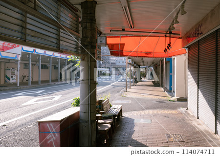 Morning shopping district 114074711