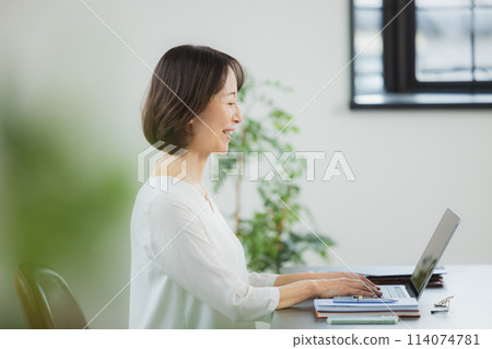 操作計算機的一位資深婦女 114074781