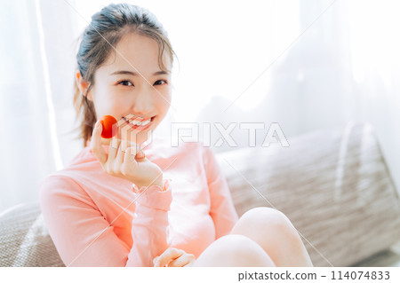 Women with mini tomatoes 114074833