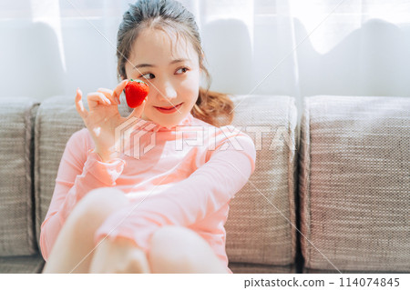 Young women's fashion, beauty and healthy image 114074845