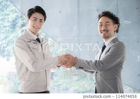 Businessmen shaking hands for contract or collaboration Construction management engineer, site supervisor and president Successful business negotiations, partnership, successful contract Looking at camera Businessmen shaking hands for contract or collaboration Construction management engineer, site supervisor and president Successful business negotiations, partnership, successful contract Looking at camera 114074858