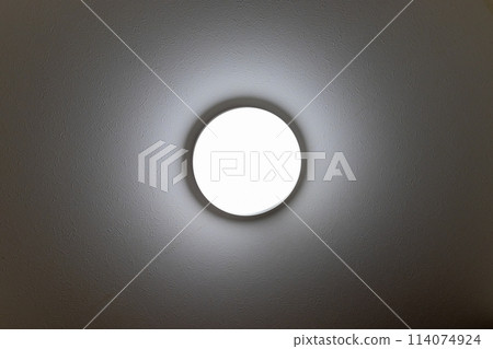 在黑暗房間的天花板上發光的圓形燈具 在黑暗房間的天花板上發光的圓形燈具 114074924