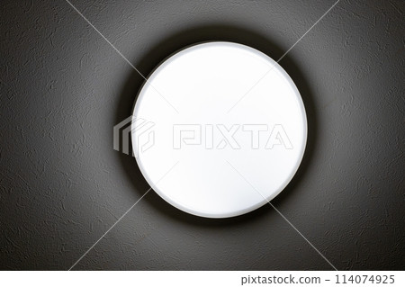 在黑暗房間的天花板上發光的圓形燈具 在黑暗房間的天花板上發光的圓形燈具 114074925