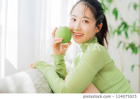 年輕女性的時尚、美麗、健康形象 114075025