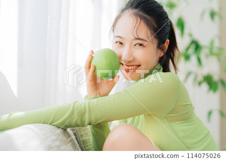 年輕女性的時尚、美麗、健康形象 114075026