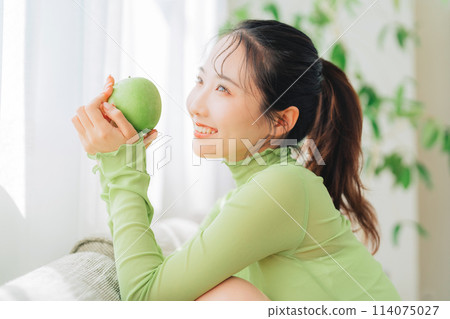 年輕女性的時尚、美麗、健康形象 114075027