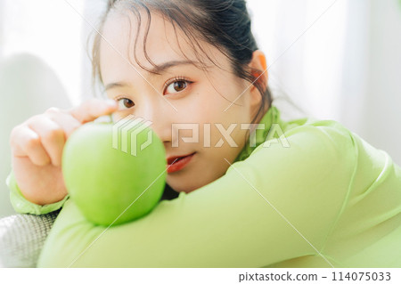 年輕女性的時尚、美麗、健康形象 年輕女性的時尚、美麗、健康形象 114075033