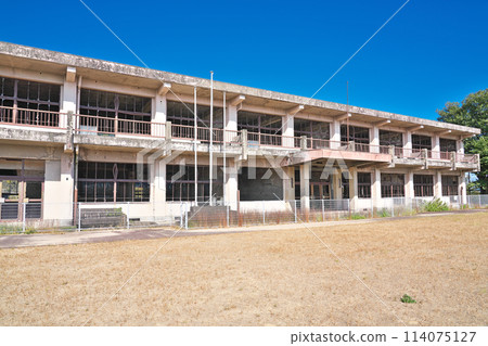 [The damaged building of the former Onokiba Elementary School] Fukae-cho, Minamishimabara City, Nagasaki Prefecture 114075127