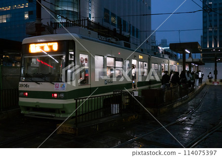 夜間穿過城市的電車 114075397