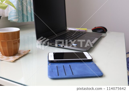 房子裡有電腦的桌子 114075642