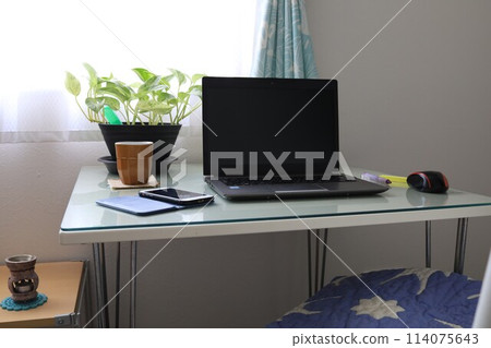 房子裡有電腦的桌子 114075643