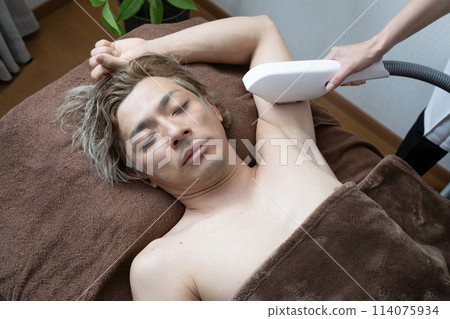 一名男子正在接受男士除毛治療 114075934