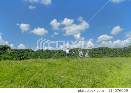 孩子們在夏日的草地上玩耍 114076009