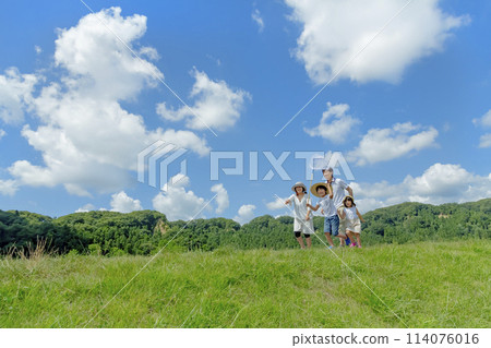 一家四口在夏日的草地上玩耍 一家四口在夏日的草地上玩耍 114076016