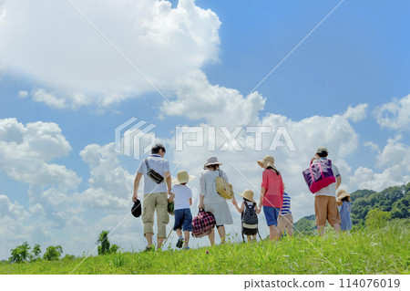 兩個家庭的遊客在夏季草地上散步 114076019