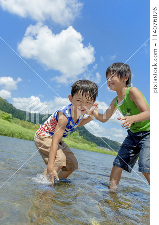 夏天,男孩們在河邊玩耍 夏天,男孩們在河邊玩耍 114076026