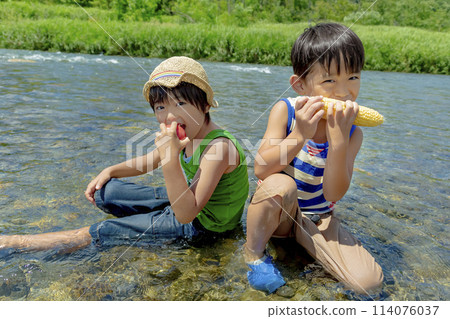 夏天，男孩們在河邊拿著夏菜 114076037