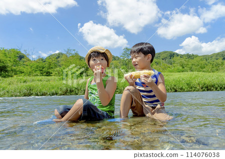 夏天,男孩們在河邊拿著夏菜 夏天,男孩們在河邊拿著夏菜 114076038