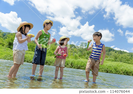 夏天河岸上吃夏季蔬菜的孩子們 114076044