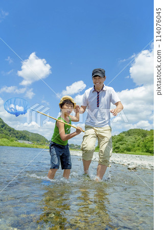 夏天，父親和兒子在河邊玩耍 114076045