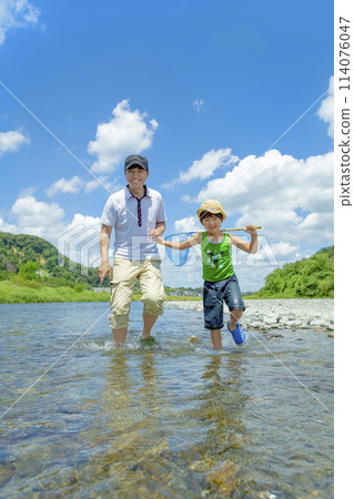 夏天，父親和兒子在河邊玩耍 114076047