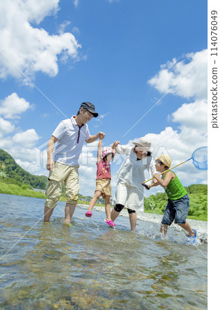 夏天，一家四口在河邊玩耍 114076049