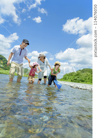 夏天，一家四口在河邊玩耍 114076050