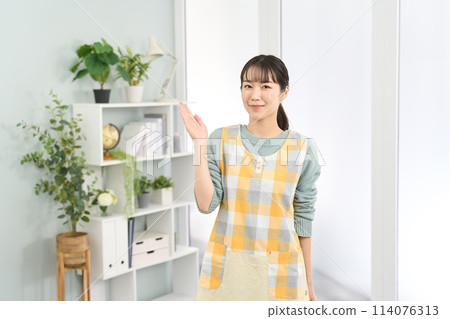 穿著圍裙的女士提供指導 114076313