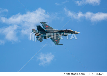 戰鬥機在天空中飛行 114076626