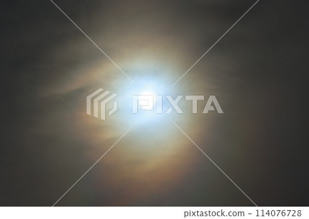 Sky with sunlight reflecting Sky with sunlight reflecting 114076728
