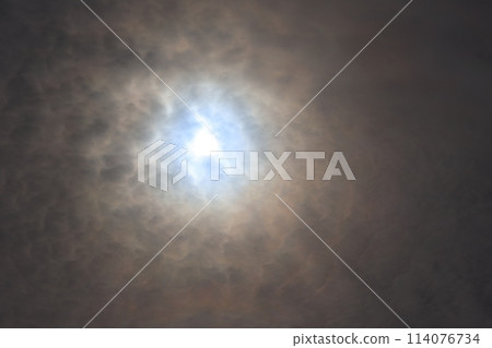 Sky with sunlight reflecting Sky with sunlight reflecting 114076734