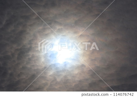 Sky with sunlight reflecting Sky with sunlight reflecting 114076742