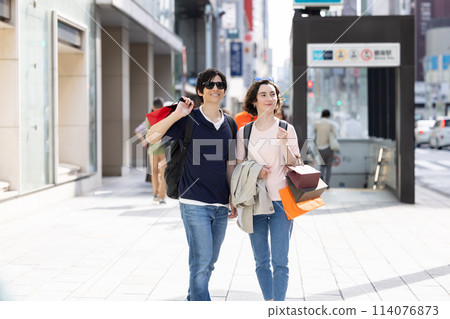 入境:外國人在東京街頭享受購物樂趣 入境:外國人在東京街頭享受購物樂趣 114076873