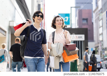 Inbound tourists: Foreigners enjoying shopping in Tokyo 114076875