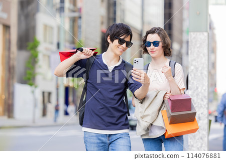 入境：外國人在東京街頭享受購物樂趣 114076881