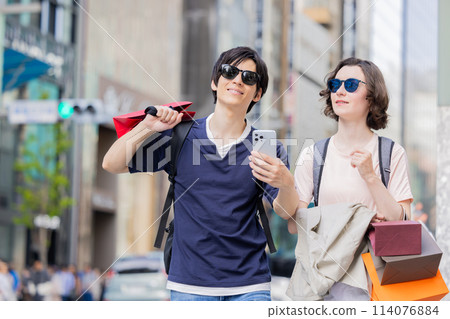 入境：外國人在東京街頭享受購物樂趣 114076884